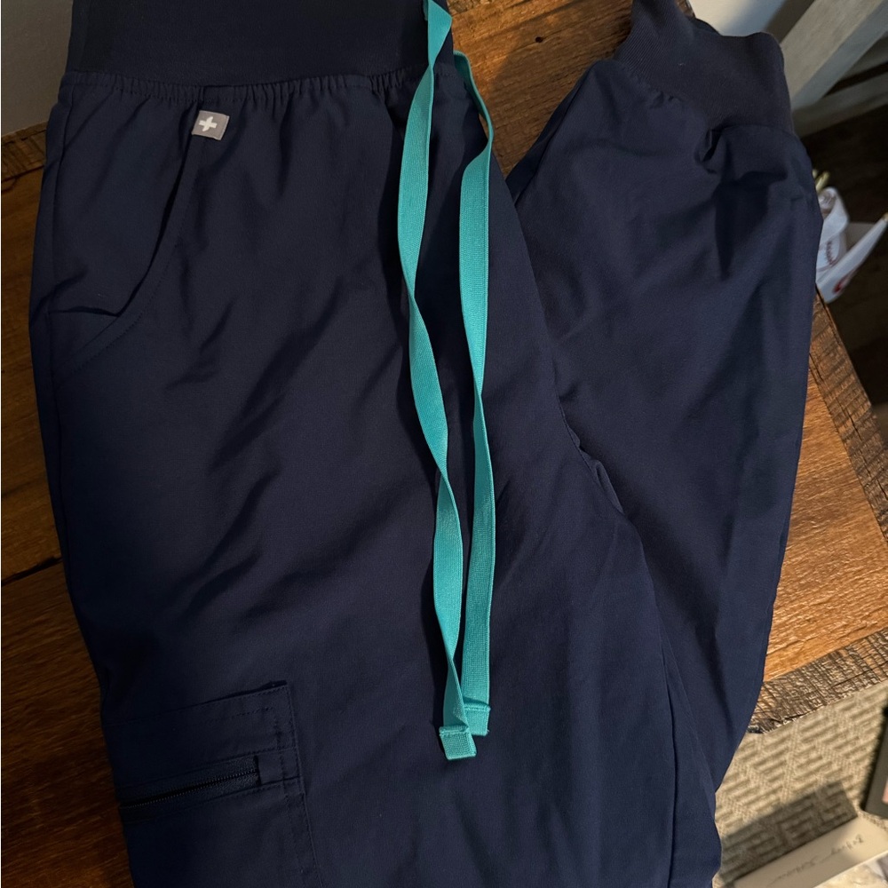 Women’s Figs Technical Collection Pants in Navy, size small/petite
